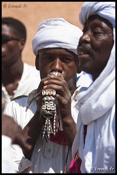 tazrouk-baroud-12.jpg - La tazmmart est l'instrument individuel par excellence que l'artiste peut porter sur lui et jouer n'importe où .... elle est associée à la solitude des grands espaces ...