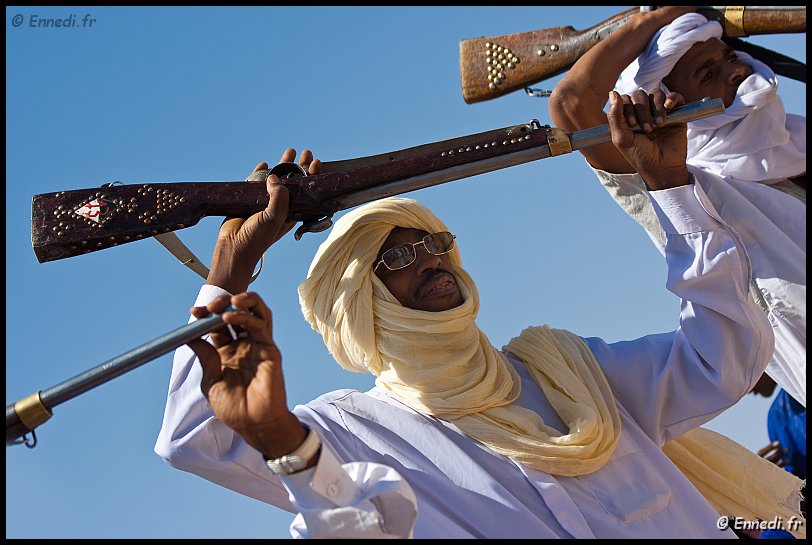 tazrouk-baroud-13.jpg - Le baroud n'est pas à proprement parlé une danse traditionnelle touaregue, d'ailleurs ces danseurs viennent d'In Salah, peut être parce que Moulay Abdallah était originaire de Reganne.