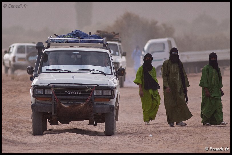 tazrouk-01.jpg - Tazrouk, le plus haut village d’Algérie avec ses 1900 m d’altitude, au nord-est de Tamanrasset.  Le village est réputé, dans tout le Hoggar, pour la beauté de ses innombrables jardins  et la douceur de son climat en été.   Chaque année, début août, se  déroule  la traditionnelle Ziara(fête) de Moulay Abdallah.  Un sage venu un beau jour de Reggane pour s’établir à Tazrouk auprès des Touareg. La fête rassemble les Touaregs de tous les coins du Sahara, pour célébrer la date anniversaire du marabout. Tous ne sont pas venus en Toyota ....