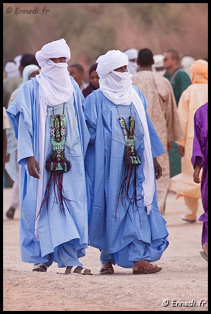 tazrouk-07.jpg - Il n'y a pas de programme officiel .... Après la course il ne se passe plus rien .... en fait tout commence ... Dans l'oued des groupes d'hommes et de femmes marchent, passent et repassent. On "monte " et on "redescent" l'avenue des sables ...... Les salamalecs durent plus longtemps que d'habitude, mais on ne rencontre pas tous les jours des cousins ou des amis venus du Niger, de Djanet ..... ou de Grenoble ....