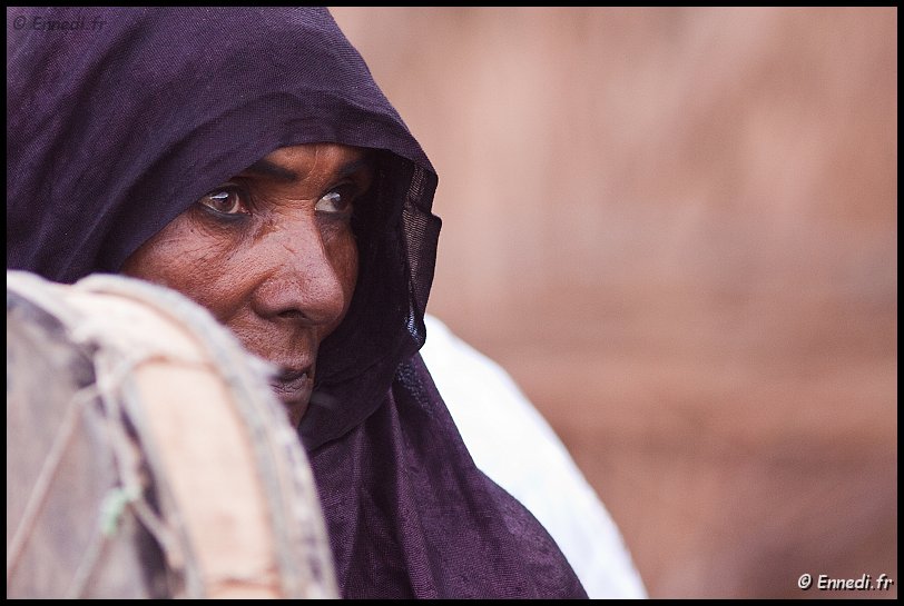 tazrouk-10.jpg - Et puis les femmes s'installent et commencent à chanter ....
