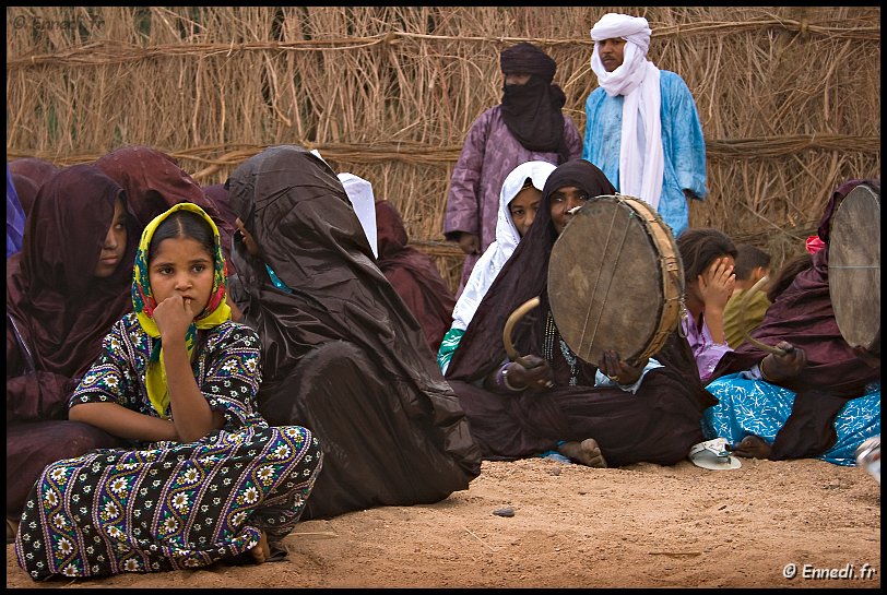 tazrouk-12.jpg - Les chants sont l'apanage des femmes et sont puisés du fond très ancien que perpétue la mémoire collective. Les chants ont une structure antiphonoqie alternée où un choeur de femmes reprend chaque vers chanté par une soliste.