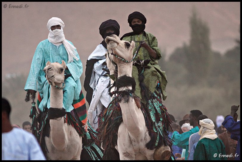 tazrouk-14.jpg - Les Touaregs passent par deux ou trois, comme volant au-dessus des têtes .... les bêtes courbent le cou ... les maîtres sont imperturbables ...