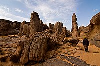 Forêt de pierres  La forêt de pierres de Jabbaren, sur le plateau de Tamrit au dessus de Djanet dans le sud de l'Algérie, abrite un des plus grand musée à ciel ouvert du monde. Des milliers de peintures et de gravures se dissimulent sous les nombreux abris créés par l'érosion.  Les spécialistes de la préhistoire du Sahara ont encore beaucoup de mal à se mettre d'accord sur les origines et les datations de ces oeuvres rupestres. : djanet sebeiba jabbaren