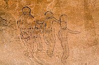 Les têtes rondes  Les têtes rondes - Le plateau de Tamrit peut être considéré comme la terre d'élection de cette école de peintures. Entrer dans les forêts de pierre de Séfar ou de Jabbaren c' est entrer dans des temples. Les peintres n' ont pas choisi par hasard ces lieux étranges pour y exécuter leurs fresques. Les images les plus intensément religieuses se trouvent dans les plus belles forêts de pierre du tassili, sur la partie la plus élevée du plateau. Pour ces hommes, cet univers représentait une terre sacrée où l' esprit régnait. c' est là, dans les sanctuaires de la Préhistoire, que se déroulaient leurs cérémonies. : djanet sebeiba jabbaren