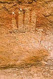 Les mains négatives  Les mains sont présentent dans les sites d'art rupestre du monde entier. Sur le tassili, la plupart sont des mains négatives, obtenues en pulvérisant, certainement avec la bouche, une solution colorante sur la main posée contre la paroi. : djanet sebeiba jabbaren